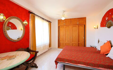 El Nido de Luisa: Schlafzimmer, Zimmer, Bett, Möbel, Eigentum, Rot, Interior Design, Bettrahmen, Bettdecke, Gebäude