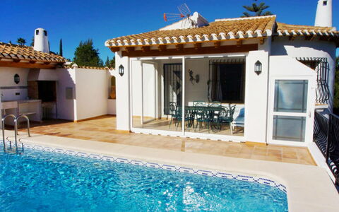 Gabi: Eigentum, Schwimmbad, Gebäude, Haus, Zuhause, Grundeigentum, Villa, Estate, Fassade, Urlaub