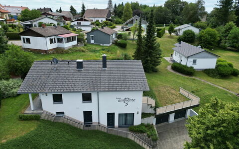 Ambiente: Pflanze, Gebäude, Eigentum, Fenster, Wolke, Himmel, Baum, Haus, Grundstueck, Biome