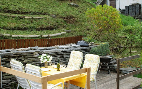 Vergeletto 100: Eigentum, Wand, Tabelle, Möbel, Garten, Haus, Garten, Terrasse, Hinterhof, Stuhl