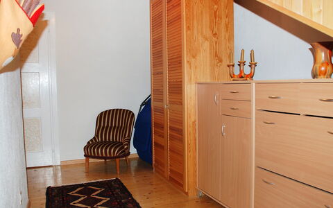 Vergeletto 100: Zimmer, Möbel, Eigentum, Fussboden, Haus, Interior Design, Kommode, Wand, Cabinetry, Treppe