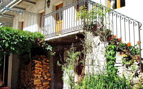 Vergeletto 100: Pflanze, Gebäude, Fenster, Haus, Vegetation, Treppe, Gras, Holz, Wohngebiet