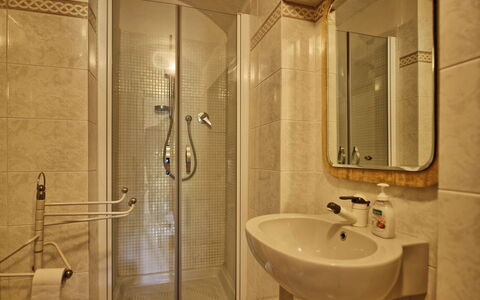 Villa Buonaparte: Badezimmer, Zimmer, Eigentum, Armatur, Fliese, Interior Design, Zapfhahn, Dusche, Die Architektur, Duschtür