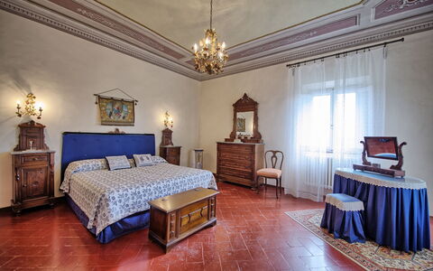 Villa Buonaparte: Schlafzimmer, Zimmer, Möbel, Eigentum, Bett, Bettdecke, Gebäude, Interior Design, Bettrahmen, Fussboden