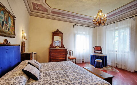 Villa Buonaparte: Zimmer, Eigentum, Möbel, Schlafzimmer, Gebäude, Interior Design, Bettdecke, Bett, Decke, Wand