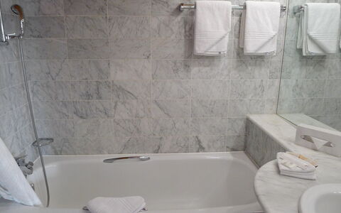 Villars 783: Badezimmer, Fliese, Zimmer, Eigentum, Wand, Badewanne, Armatur, Fussboden, Interior Design, Die Architektur