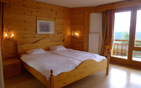 Villars 783: Schlafzimmer, Bett, Möbel, Zimmer, Matratze, Fussboden, Bettdecke, Bettrahmen, Eigentum, Hartholz