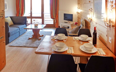 Villars 783: Tabelle, Möbel, Eigentum, Bilderrahmen, Holz, Komfort, Interior Design, Stuhl, Couch, Fussboden
