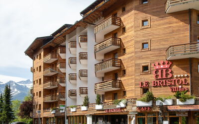 Villars 783: Gebäude, Himmel, Eigentum, Fenster, Pflanze, Die Architektur, Urban Design, Wolke, Eigentumswohnung, Nachbarschaft