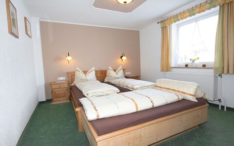 Fabian: Schlafzimmer, Bett, Zimmer, Möbel, Bettdecke, Eigentum, Bettrahmen, Bedding, Interior Design, Matratze