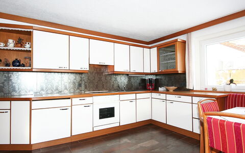 Fabian: Countertop, Zimmer, Eigentum, Möbel, Küche, Cabinetry, Gebäude, Interior Design, Haus, Fussboden
