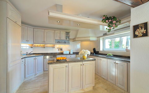 Vista Panorama: Zimmer, Countertop, Eigentum, Küche, Cabinetry, Möbel, Gebäude, Interior Design, Fussboden, Gelb