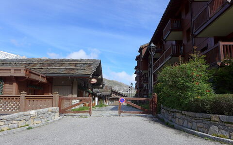 Tignes 396: \Stadt, Himmel, Gebäude, Die Architektur, Berg, Strasse, Haus, Tourismus, Strasse, Nachbarschaft