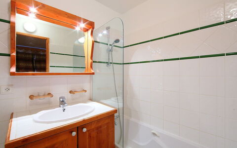 Tignes 396: Badezimmer, Zimmer, Eigentum, Fliese, Orange, Interior Design, Wand, Gebäude, Haus, Grundeigentum
