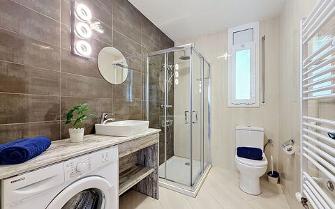 Requesens: Flooring, Armatur, Fussboden, Interior Design, Badezimmer, Waschmaschine, Toilette, Sinken, Badezimmerschrank, Toilleten Sitz