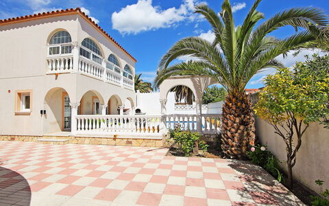 Requesens: Eigentum, Gebäude, Grundeigentum, Haus, Zuhause, Estate, Hazienda, Palme, Die Architektur, Villa