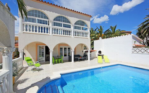 Requesens: Eigentum, Gebäude, Haus, Grundeigentum, Schwimmbad, Zuhause, Estate, Villa, Urlaub, Villa