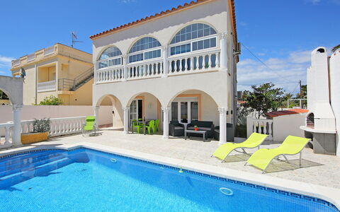 Requesens: Eigentum, Gebäude, Grundeigentum, Haus, Schwimmbad, Villa, Zuhause, Urlaub, Estate, Wohnung