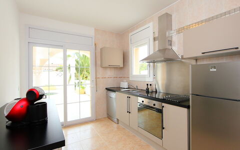 Requesens: Eigentum, Zimmer, Möbel, Küche, Countertop, Gebäude, Interior Design, Cabinetry, Fussboden, Gelb