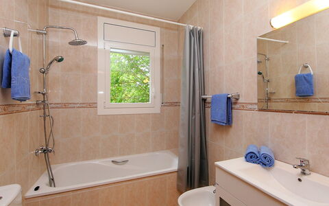 Requesens: Badezimmer, Zimmer, Eigentum, Wand, Interior Design, Gebäude, Armatur, Fliese, Zapfhahn, Haus