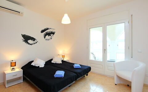 Requesens: Zimmer, Schlafzimmer, Eigentum, Möbel, Interior Design, Wand, Bett, Fussboden, Gebäude, Grundeigentum