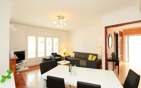 Requesens: Zimmer, Eigentum, Interior Design, Gebäude, Möbel, Esszimmer, Decke, Tabelle, Grundeigentum, Haus