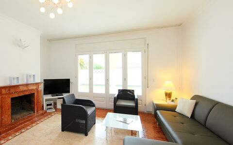 Requesens: Zimmer, Eigentum, Wohnzimmer, Möbel, Interior Design, Gebäude, Fussboden, Haus, Tabelle, Grundeigentum