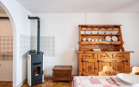 Vetan: Cabinetry, Holz, Haus, Flooring, Schublade, Fussboden, Kommode, Holzbeize, Gebäude, Küche