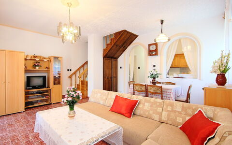 Daisy 2: Zimmer, Eigentum, Möbel, Interior Design, Wohnzimmer, Gebäude, Gelb, Wand, Decke, Tabelle