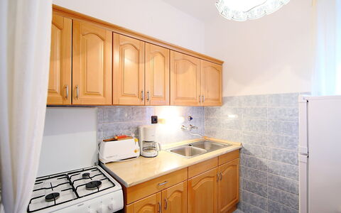 Daisy 2: Eigentum, Zimmer, Cabinetry, Küche, Möbel, Countertop, Gelb, Interior Design, Gebäude, Haus