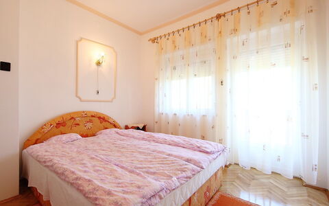 Daisy 2: Schlafzimmer, Bett, Zimmer, Möbel, Eigentum, Bettdecke, Bettrahmen, Matratze, Bedding, Interior Design