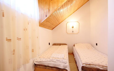 Daisy 2: Zimmer, Bett, Eigentum, Schlafzimmer, Möbel, Interior Design, Gebäude, Komfort, Haus, Fussboden