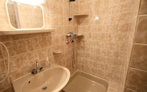 Daisy 2: Badezimmer, Eigentum, Zimmer, Fliese, Wand, Interior Design, Die Architektur, Armatur, Zapfhahn, Badewanne