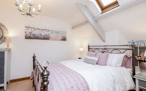 Thrift Cottage: Schlafzimmer, Bett, Zimmer, Möbel, Eigentum, Bedding, Bettdecke, Bettrahmen, Decke, Interior Design