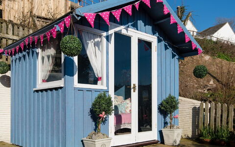 Thrift Cottage: Pflanze, Eigentum, Himmel, Blume, Weiss, Gebäude, Blumentopf, Fenster, Azurblau, Zimmerpflanze