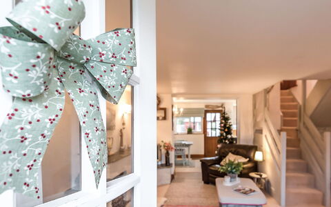 Thrift Cottage: Grün, Zimmer, Produkt, Zuhause, Eigentum, Interior Design, Blatt, Möbel, Haus, Wand