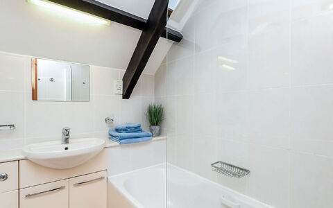 Thrift Cottage: Badezimmer, Eigentum, Zimmer, Zapfhahn, Interior Design, Haus, Decke, Wand, Fliese, Grundeigentum