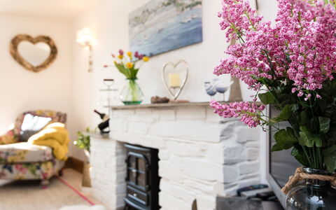 Thrift Cottage: Pflanze, Blume, Blumentopf, Bilderrahmen, Gebäude, Zimmerpflanze, Interior Design, Holz, Haus, Wohnzimmer