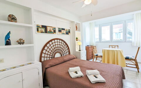 Turia Playa: Möbel, Eigentum, Deckenventilator, Fenster, Holz, Textil, Beleuchtung, Interior Design, Stuhl