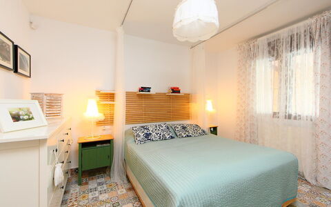 Verano: Schlafzimmer, Bett, Zimmer, Möbel, Eigentum, Bettdecke, Interior Design, Bedding, Bettrahmen, Gebäude