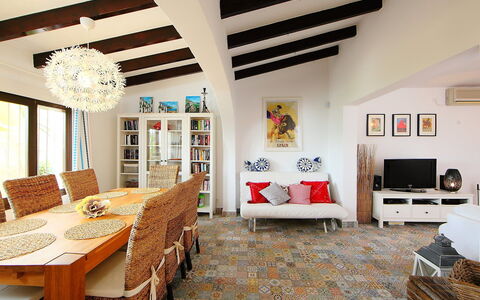 Verano: Zimmer, Eigentum, Interior Design, Möbel, Gebäude, Decke, Wohnzimmer, Wand, Haus, Zuhause