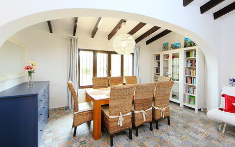 Verano: Eigentum, Zimmer, Gebäude, Interior Design, Möbel, Esszimmer, Haus, Decke, Grundeigentum, Zuhause