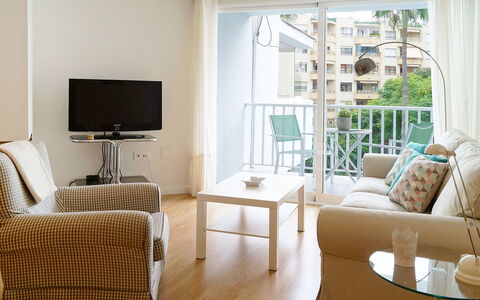 Fontanilla: Wohnzimmer, Zimmer, Möbel, Interior Design, Eigentum, Gebäude, Zuhause, Vorhang, Fussboden, Tabelle