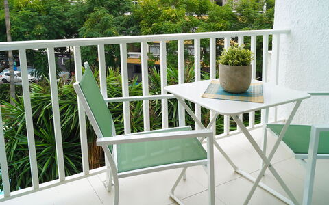 Fontanilla: Möbel, Balkon, Tabelle, Stuhl, Tisch Im Freien, Zimmer, Gartenmöbel, Haus, Pflanze, Veranda