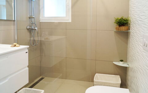 Fontanilla: Badezimmer, Eigentum, Zimmer, Fliese, Interior Design, Armatur, Badewanne, Fussboden, Bad Zubehör, Zapfhahn