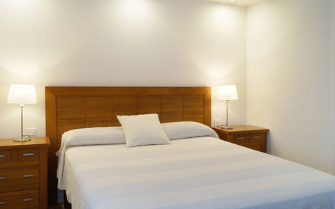 Fontanilla: Schlafzimmer, Bett, Möbel, Zimmer, Bettdecke, Bettrahmen, Eigentum, Bedding, Interior Design, Wand