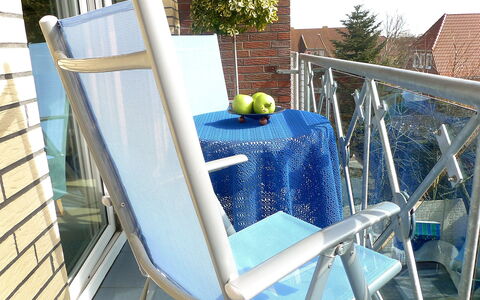 Norddeich 110: Eigentum, Möbel, Stuhl, Grundeigentum, Gartenmöbel, Azurblau, Balkon, Haus, Zuhause, Freizeit