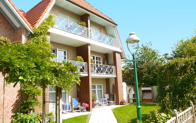 Norddeich 110: Pflanze, Himmel, Gebäude, Eigentum, Fenster, Haus, Baum, Grundstueck, Urban Design, Nachbarschaft