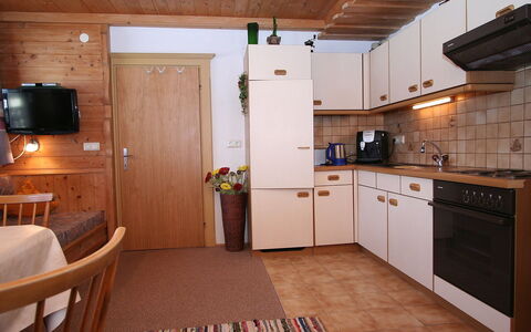 Aschau im Zillertal 320: Zimmer, Eigentum, Möbel, Countertop, Gebäude, Cabinetry, Küche, Fussboden, Interior Design, Haus