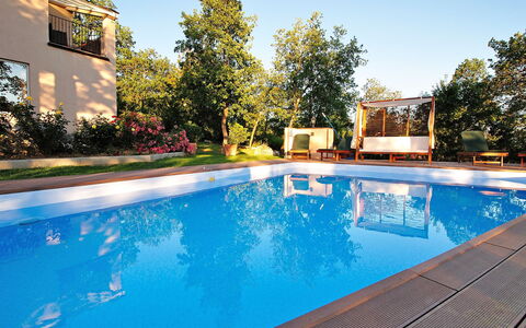 Vesna: Schwimmbad, Eigentum, Grundeigentum, Zuhause, Haus, Gebäude, Wohngebiet, Freizeit, Hinterhof, Estate